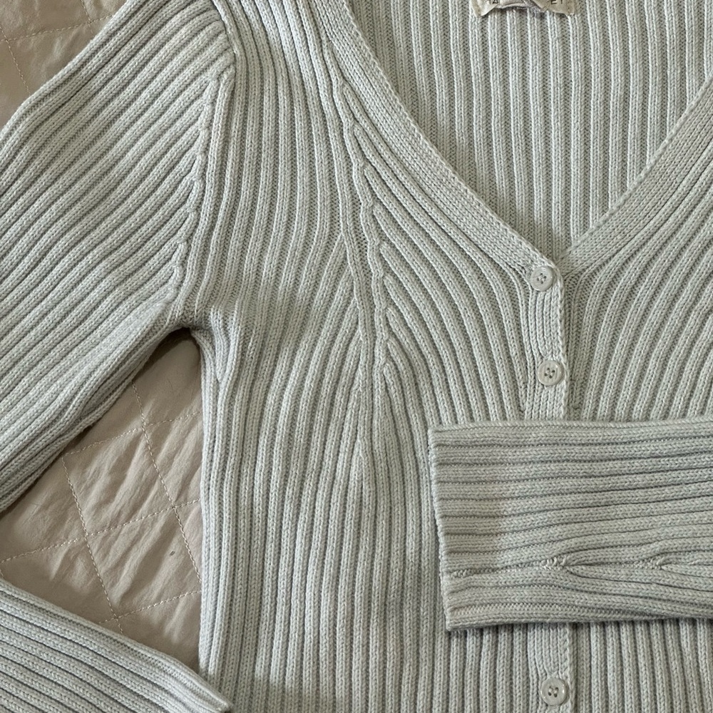 Elegant V-Neck Ribbed Cardigan - Light Gray